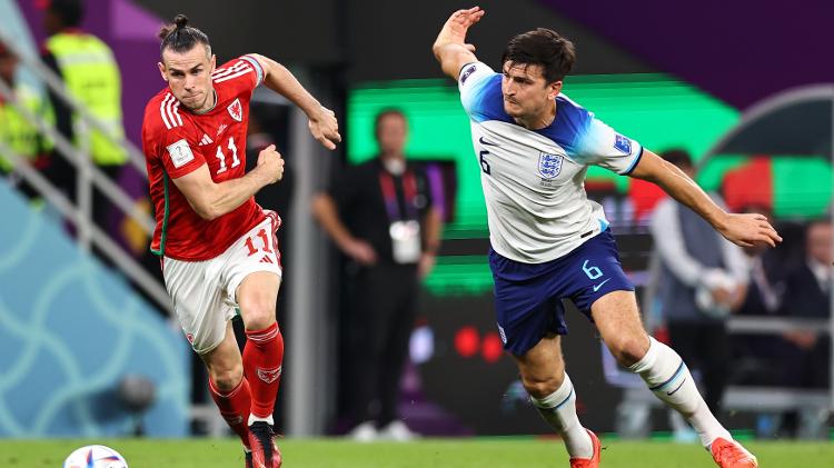 Maguire tries to mark Bale, in the match between Wales and England, for the World Cup in Qatar - Robbie Jay Barratt - AMA/Getty Images - Robbie Jay Barratt - AMA/Getty Images