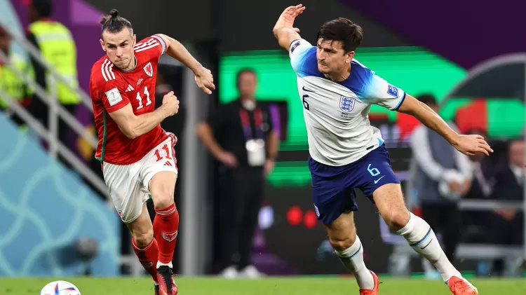 Maguire tenta marcar Bale, na partida entre País de Gales e Inglaterra, pela Copa do Mundo do Qatar - Robbie Jay Barratt - AMA/Getty Images - Robbie Jay Barratt - AMA/Getty Images