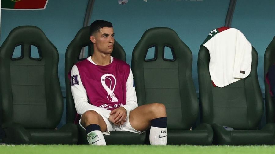 Cristiano Ronaldo no banco de reservas após ser substituído na partida entre Portugal e Coreia do Sul, pela Copa do Mundo do Qatar - James Williamson/Getty