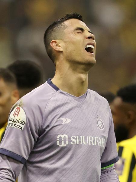 Cristiano Ronaldo lamenta durante partida entre Al-Nassr e Al-Ittihad na Supercopa saudita - Yasser Bakhsh/Getty Images