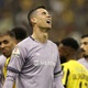 Torcedores do Al-Nassr pisam em camisa de Cristiano Ronaldo após eliminação