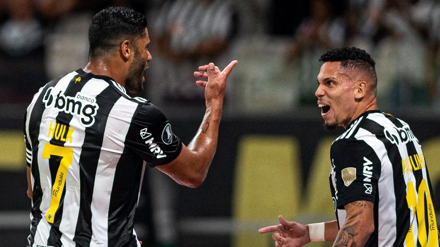 Hulk e Paulinho comemoram gol do Atlético-MG sobre o Carabobo em jogo da Libertadores - Alessandra Torres/AGIF