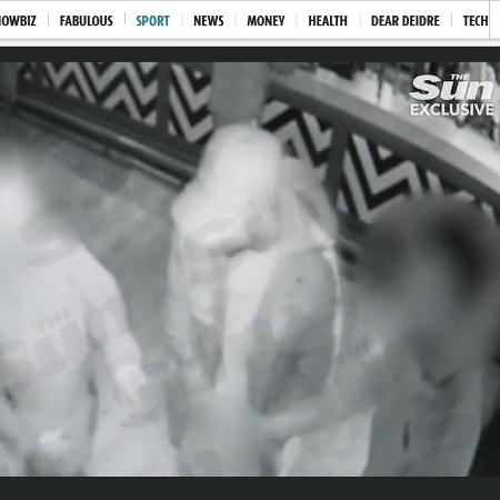 Vídeo exclusivo do The Sun mostra Kyle Walker baixando a calça em público num bar de Manchester - Reprodução/The Sun