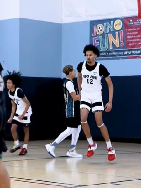 Adolescente de 14 anos com 2,08 metros de altura em ação na quadra de basquete - Reprodução/Twitter