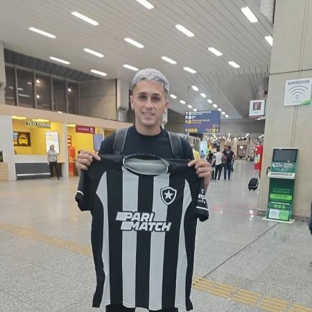 Diego Hernández posou com a camisa do Botafogo no aeroporto - Divulgação/Botafogo FR