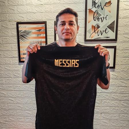 Messias de Oliveira exibe camisa personalizada da seleção