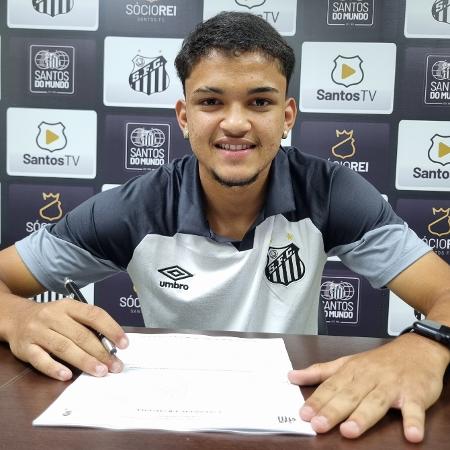 Mateus Xavier assinando seu primeiro contrato profissional com o Santos