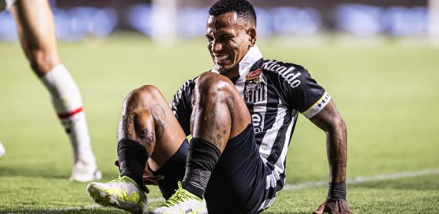 Santos triunfa sobre São Paulo em clássico de destaque com VAR polêmico.