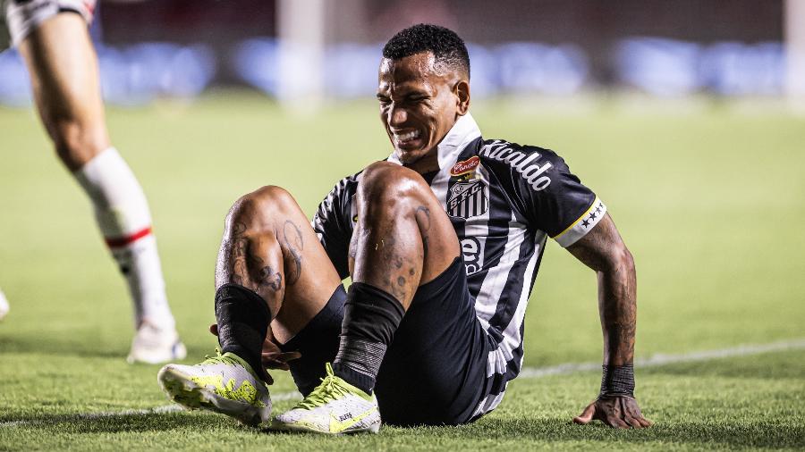 Otero, do Santos, sente dores durante jogo contra o São Paulo pelo Campeonato Paulista