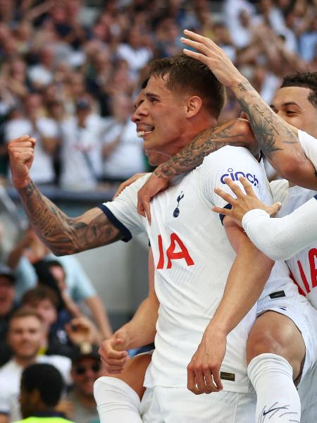 Jogadores do Tottenham comemoram gol de Van de Ven contra o Burnley, pelo Inglês