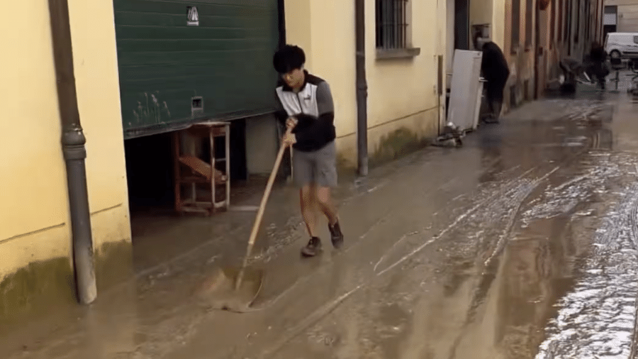 Yuki Tsunoda durante enchente na cidade italiana de Faenza em 2023