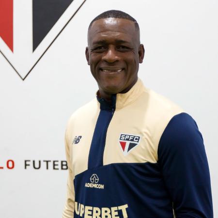 Carlos Gruezo, auxiliar de Zubeldía, dirigiu o São Paulo na partida contra o RB Bragantino