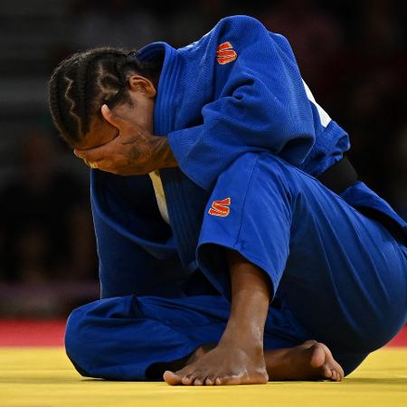 Rafaela Silva lamenta após derrota para Haruka Funakubo, do Japão, na disputa pelo bronze nas Olimpíadas de Paris