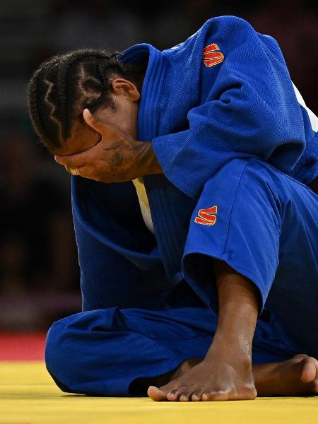 Rafaela Silva lamenta após derrota para Haruka Funakubo, do Japão, na disputa pelo bronze nas Olimpíadas de Paris