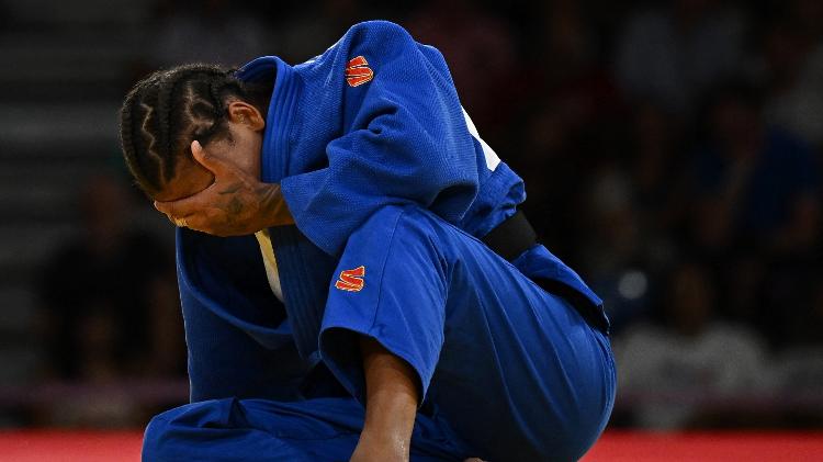 Rafaela Silva lamenta após derrota para Haruka Funakubo, do Japão, na disputa pelo bronze nas Olimpíadas de Paris