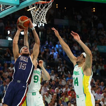 Devin Booker, dos EUA, faz cesta contra o Brasil nas quartas de final do basquete nas Olimpíadas