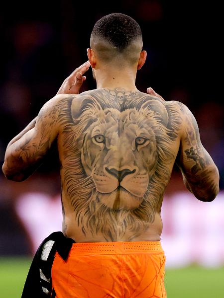 Memphis Depay tem um leão gigante estampado nas costas