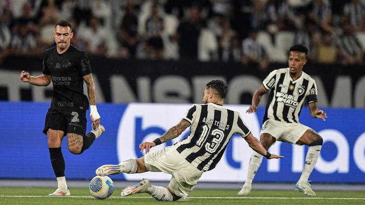 Allex Teles dá carrinho diante de Matheuzinho no Botafogo x Corinthians