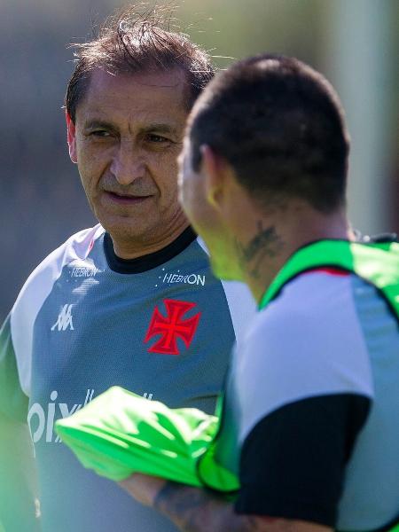 Ramón Díaz conversa com Medel durante o período de Vasco: zagueiro era "intocável" com treinador - Daniel Ramalho / Vasco