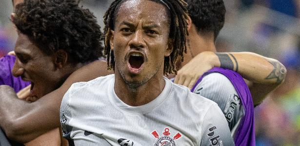 Corinthians renova contrato com Carrillo: jogador já teve emprego inusitado.
