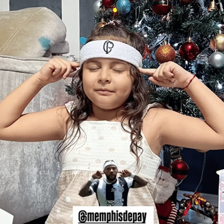 Crianças postam fotos com a faixa de Memphis Depay no Natal - Reprodução