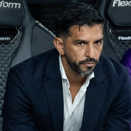 Emiliano Díaz, auxiliar do Corinthians, durante jogo contra o Água Santa