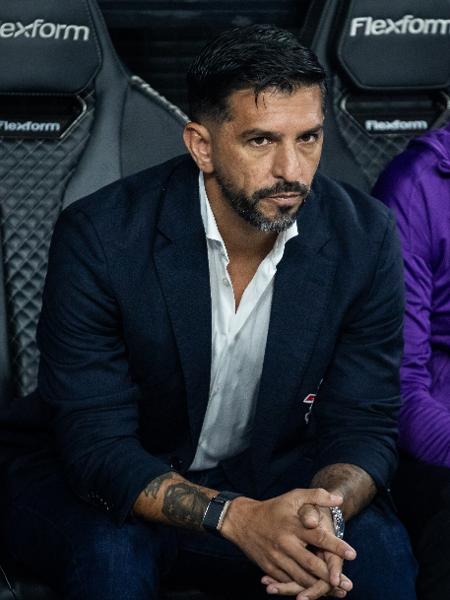 Emiliano Díaz, auxiliar do Corinthians, durante jogo contra o Água Santa Emiliano Díaz, auxiliar do Corinthians, durante jogo contra o Água Santa