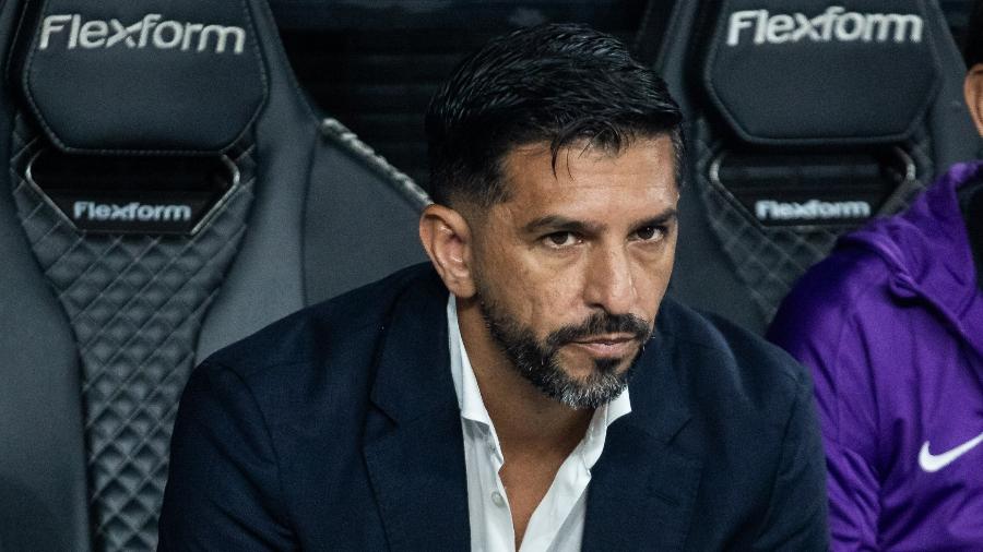 Emiliano Díaz, auxiliar do Corinthians, durante jogo contra o Água Santa Emiliano Díaz, auxiliar do Corinthians, durante jogo contra o Água Santa