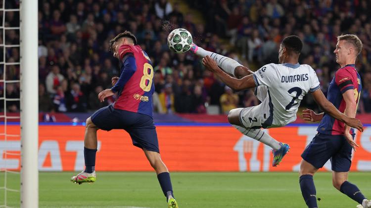 Dumfries finaliza para marcar para a Inter de Milão contra o Barcelona na Champions Dumfries finaliza para marcar para a Inter de Milão contra o Barcelona na Champions
