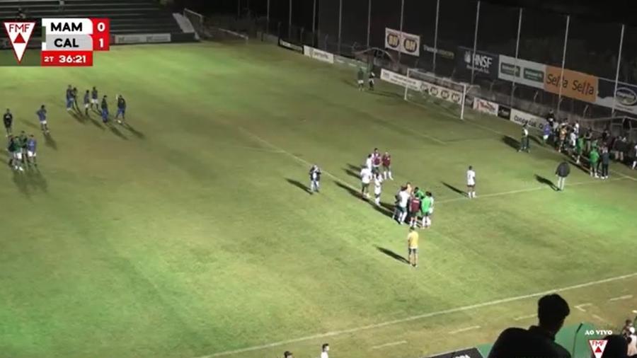 Jogo entre Mamoré e Caldense teve confusão após árbitro voltar atrás em gol polêmico - Reprodução/FMF