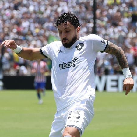 Alex Telles, lateral do Botafogo, em ação contra o Atlético de Madri, pelo Mundial de Clubes 2025