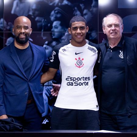 Gui Negão, atacante do Corinthians, ao lado de Fabinho Soldado (à esq.) e Osmar Stábile