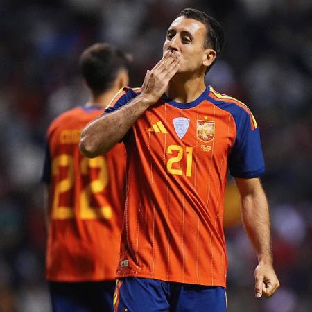 Oyarzabal, da Espanha, comemora gol em amistoso contra o Peru