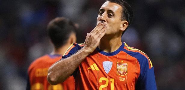 Espanha domina e vence o Peru em noite de gol relâmpago e frango de goleiro