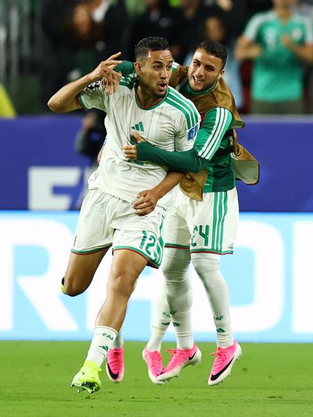 Nadhir Benbouali,da Argélia, comemora gol contra a Jordânia na Copa do Mundo
