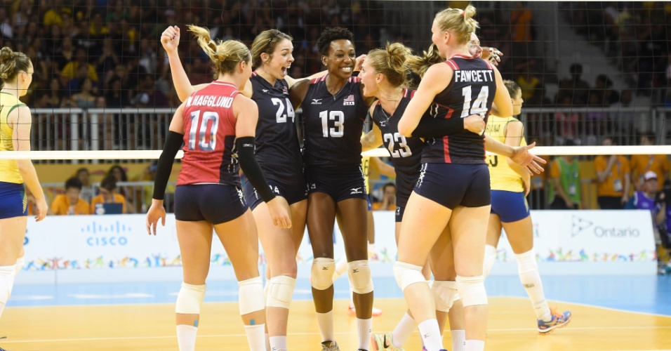 Seleção dos EUA comemora ponto marcado contra o Brasil, no vôlei feminino no Pan