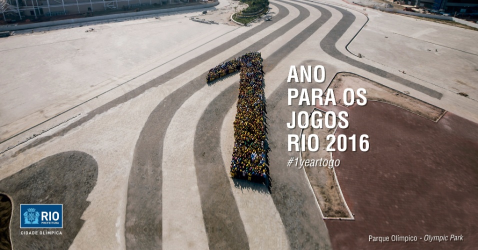 Dois mil operários das obras do Parque Olímpico do Rio de Janeiro posam para foto a um ano da cerimônia de abertura da Rio-2016