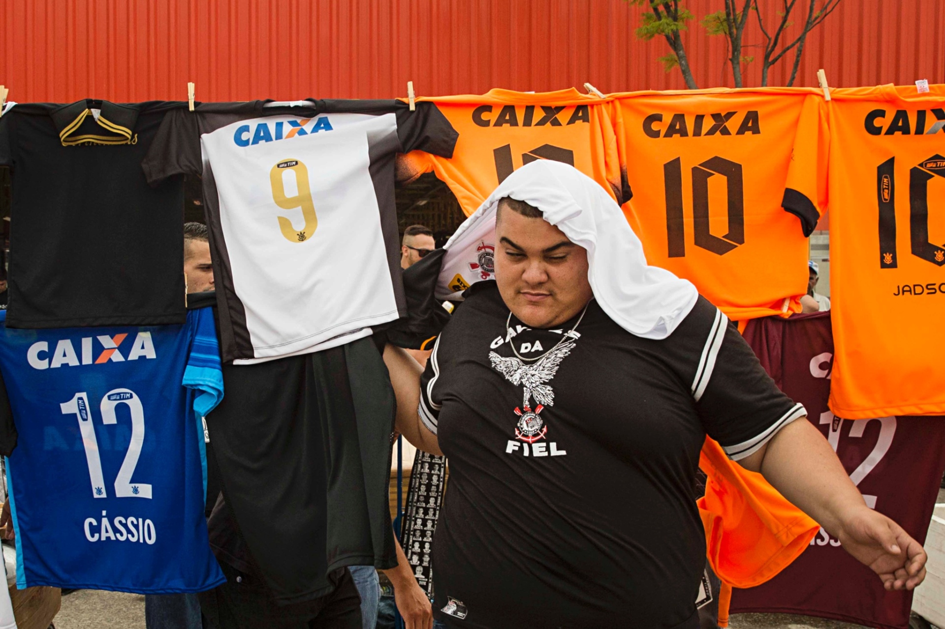 Ambulantes comercializam camisas do Corinthians para festa do título brasileiro na partida contra o São Paulo, pelo Brasileirão - Eduardo Knapp/Folhapress. ESPORTES