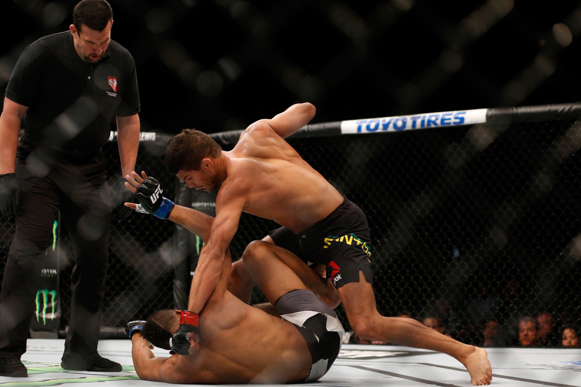 Léo Santos nocauteia Kevin Lee no card preliminar do UFC 194 - Christian Petersen/Zuffa LLC/Getty Images