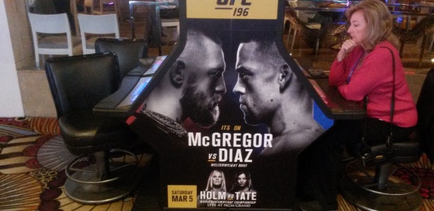 Máquina de cassino em Las Vegas estampa cartaz da luta de McGregor contra Diaz - Danilo Lavieri/UOL