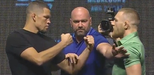 Nate Diaz (esq.) encara McGregor na coletiva do UFC 202 - Reprodução