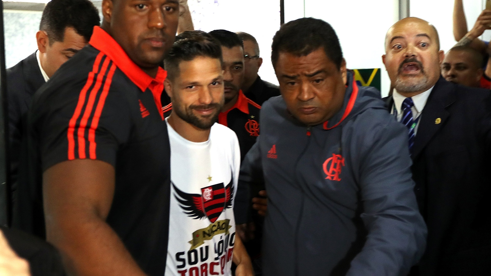 Cercado de seguranças, Diego desembarca no Aeroporto Santos Dumont, no Rio de Janeiro - Júlio César Guimarães/ UOL