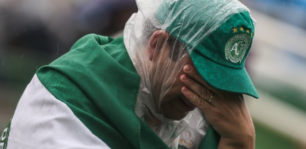 Torcedor chora na Arena Condá enquanto aguarda chegada das vítimas ao estádio - Buda Mendes/Getty Images