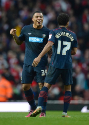 Kazim celebra com Lee Williamson após partida do Blackburn Rovers em 2013 - PHILIP BROWN / Reuters - PHILIP BROWN / Reuters