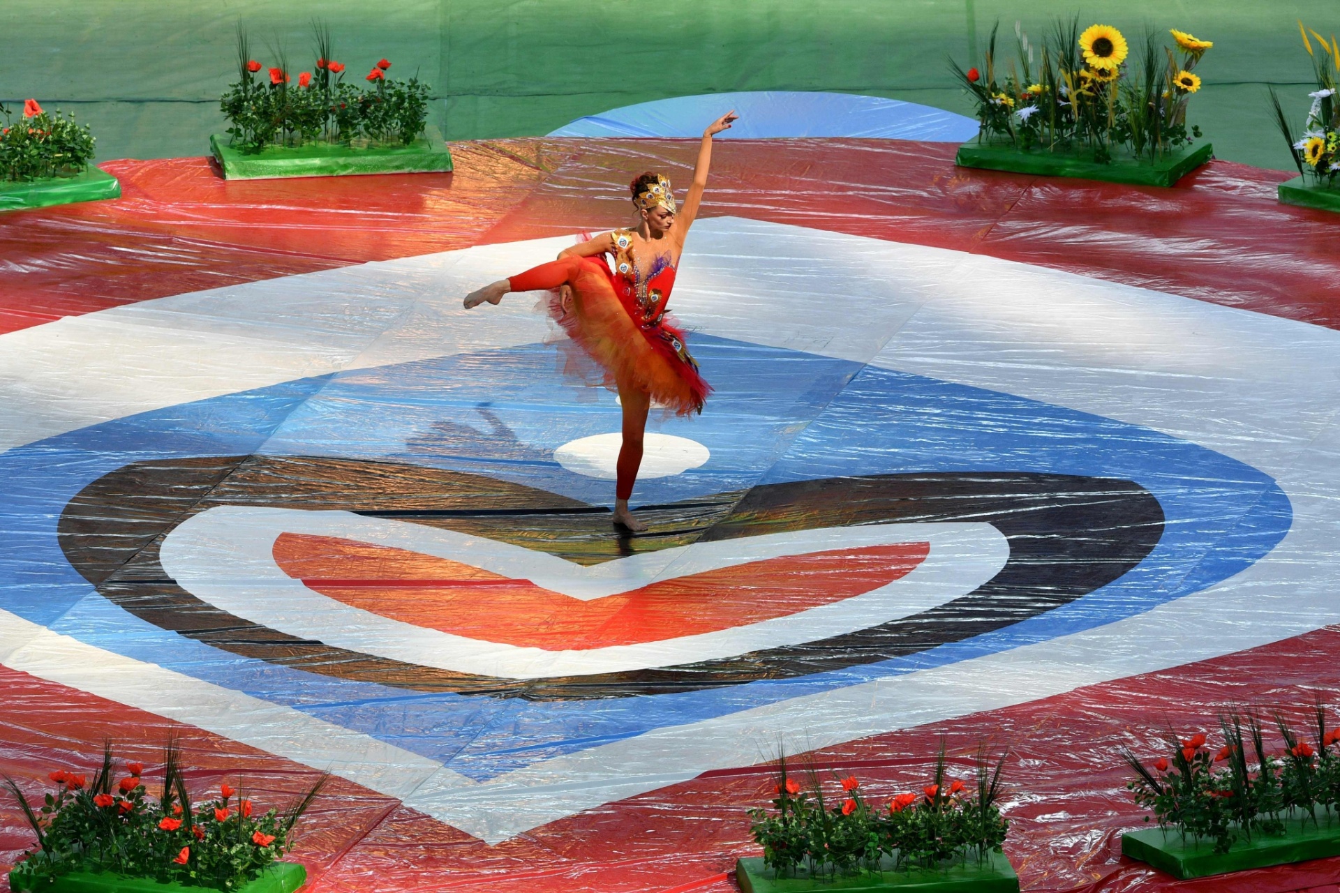 Bailarina se apresenta durante cerimônia de abertura da Copa das Confederações - AFP PHOTO / Mladen ANTONOV