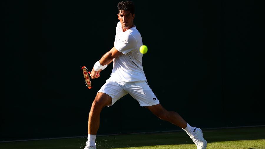 Thomaz Bellucci em ação contra Sebastian Ofner em Wimbledon - Michael Steele/Getty Images