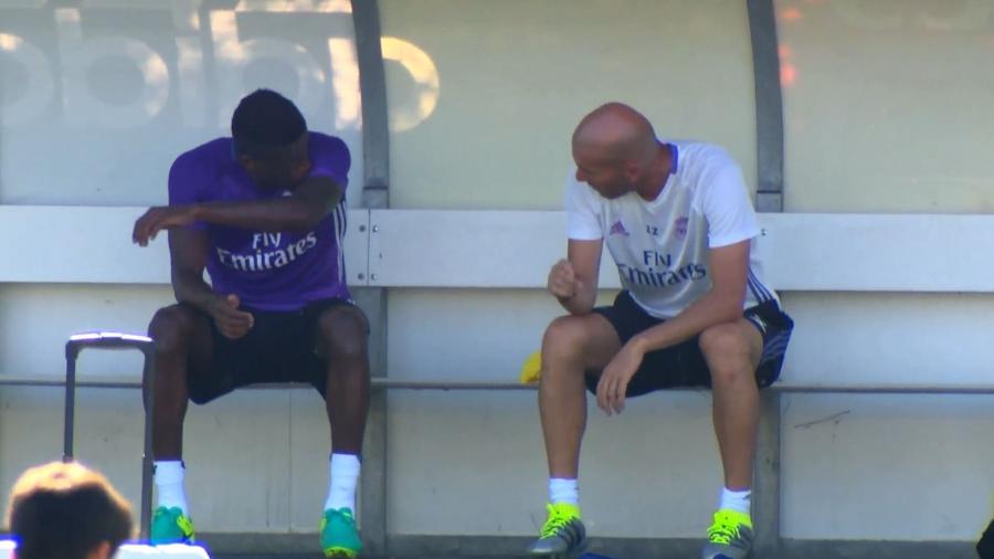 Zidane passa instruções para Abner, no Real Madrid Castilla - Divulgação