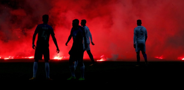 Jogadores de Estônia e Bósnia observam transtornos causados pela torcida visitante - Ints Kalnins/Reuters