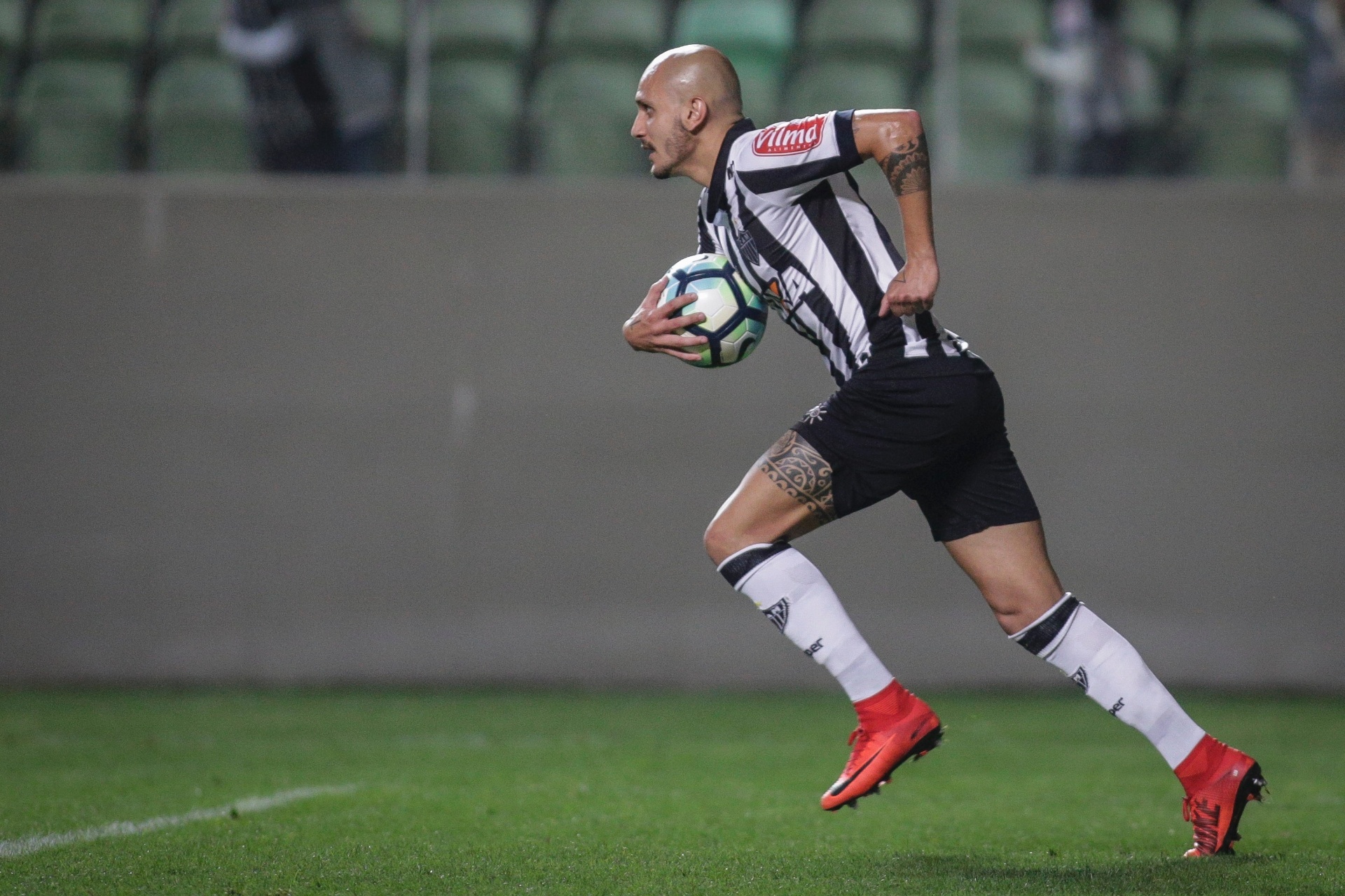 Um pelo outro: lateral vai embora e Corinthians acerta retorno de Fábio Santos; veja detalhes