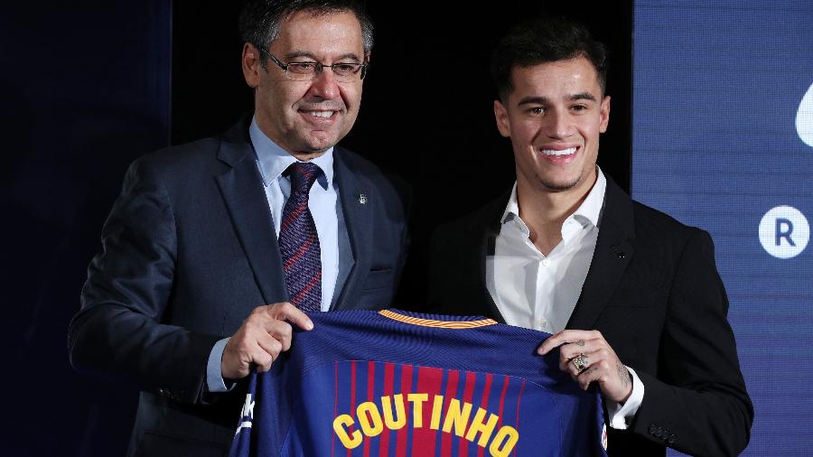 Philippe Coutinho é apresentado no Barcelona ao lado de Josep Maria Bartomeu - Albert Gea/Reuters